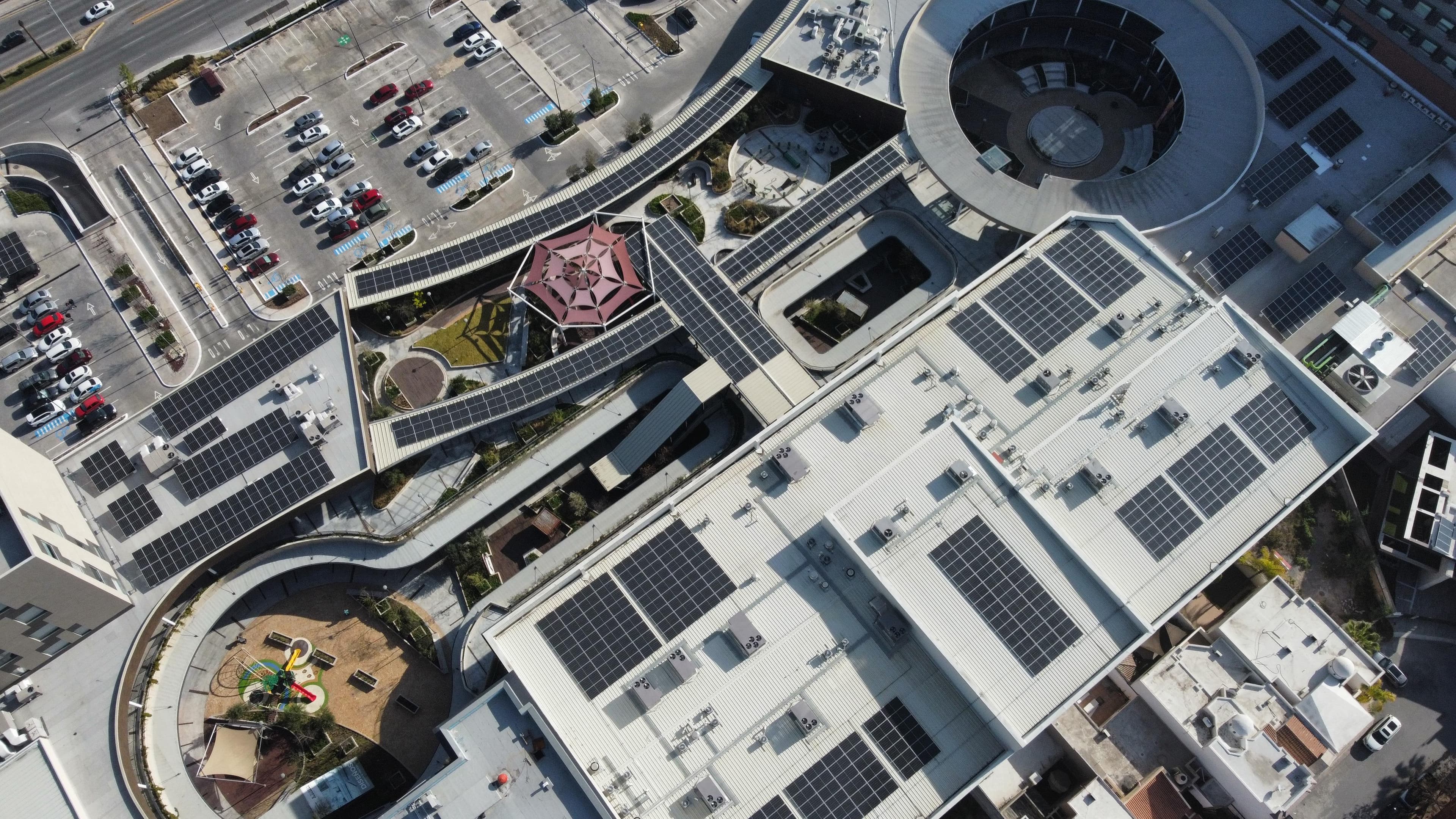 Vista aérea de una instalación fotovoltaica ejecutada por Ingenergy