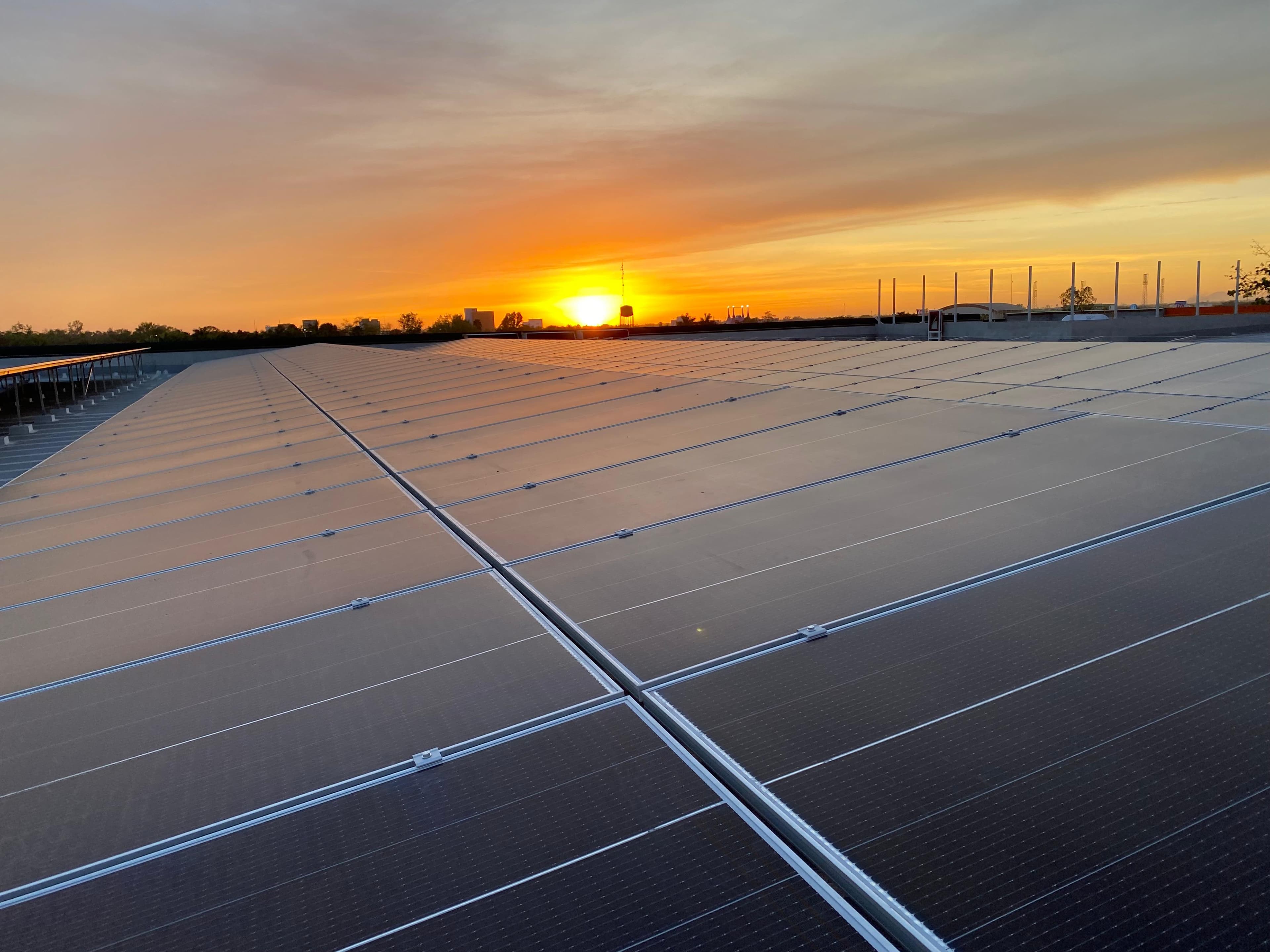 Instalación fotovoltaica ejecutada por Ingenergy al atardecer